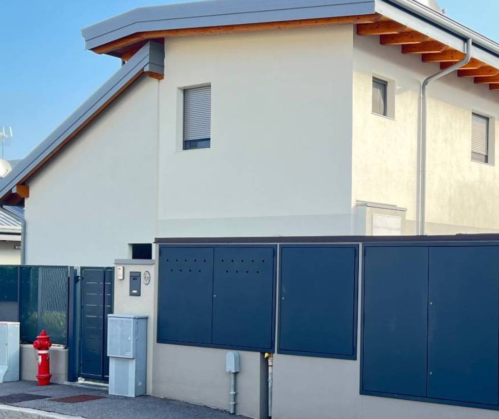 VIVERE COME IN UNA VILLETTA, CON I VANTAGGI DI UNA CASA MODERNA

Appartamento indipendente con giardino privato e garage doppio a Bottanuco