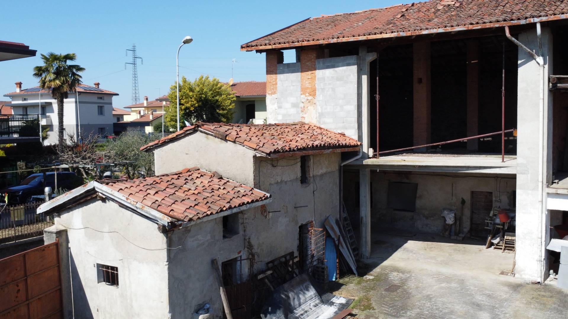 # **UNA CASA DA RISTRUTTURARE COMPLETAMENTE. MA CON UNA STRUTTURA CHE TI PERMETTE DI REALIZZARE QUELLA CHE HAI SEMPRE DESIDERATO.**
## **Casa indipendente con corte privata nel quartiere Bacc
