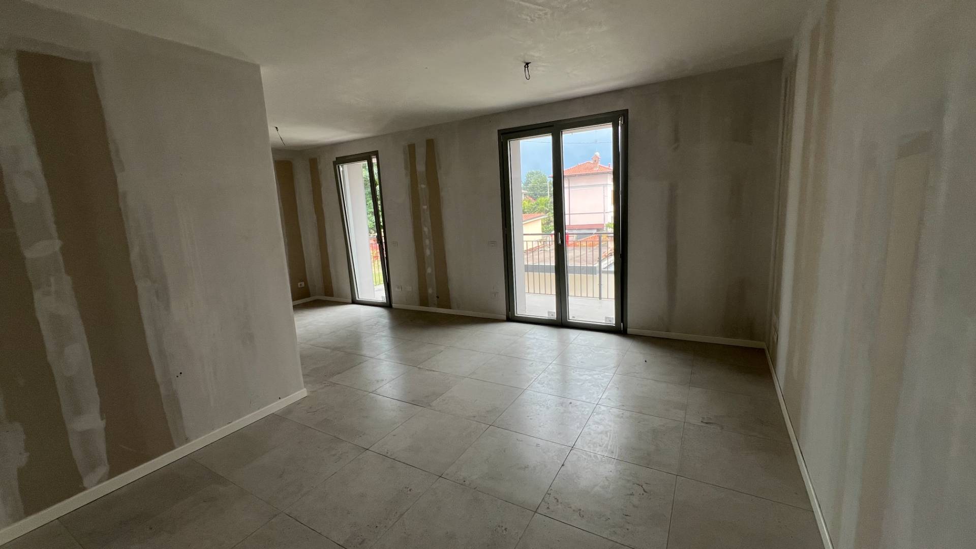 # **CLASSE A4. ZERO SPESE CONDOMINIALI. IL COMFORT DI UNA CASA NUOVA, IL RISPARMIO DI OGNI GIORNO.**
## **Appartamento su due livelli in elegante contesto di sole quattro famiglie**