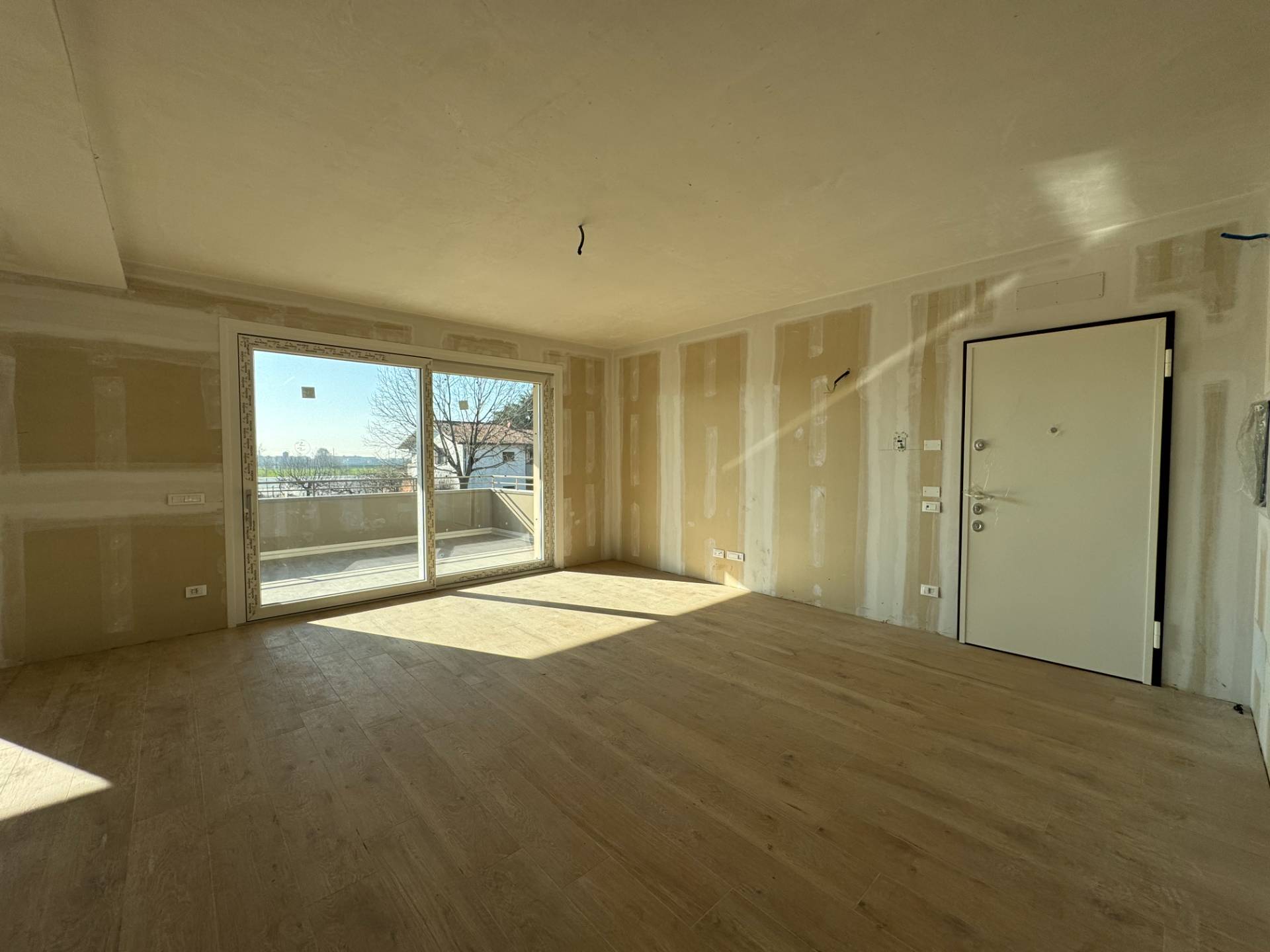 LA VILLETTA CHE OGGI TUTTI CERCANO. NUOVA, INDIPENDENTE E PRONTA A MIGLIORARE IL TUO MODO DI VIVERE.
NON È SOLO UNA CASA NUOVA. È IL LUOGO DOVE LA TUA FAMIGLIA STARÀ BENE PER MOLTI ANNI.