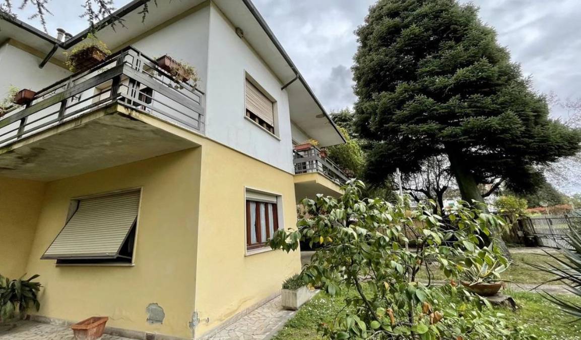 # **LE VILLE COME QUESTA OGGI NON SI COSTRUISCONO PIÙ. SI HA LA FORTUNA DI POTERLE ACQUISTARE.**
## **Villa singola con oltre 300 mq, circa 1.000 mq di giardino e autorimessa doppia**