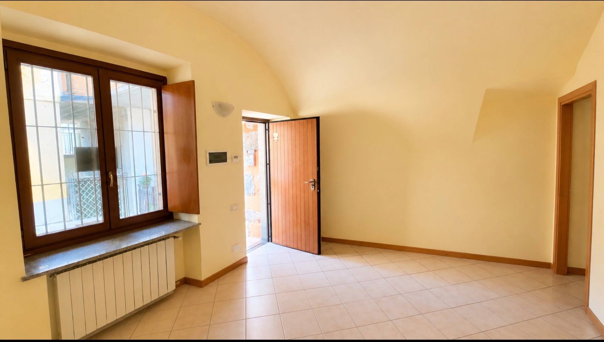 A volte la casa giusta non è quella più grande.
È quella che funziona bene, costa poco da gestire e non complica la vita.
