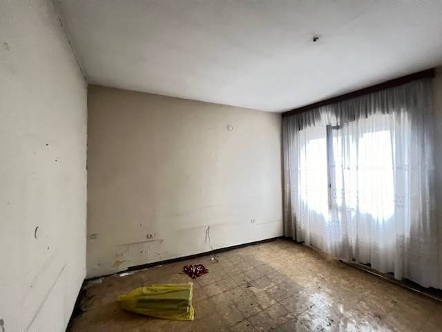 PRESEZZO – PORZIONE DI CASA DA RISTRUTTURARE, INGRESSO INDIPENDENTE